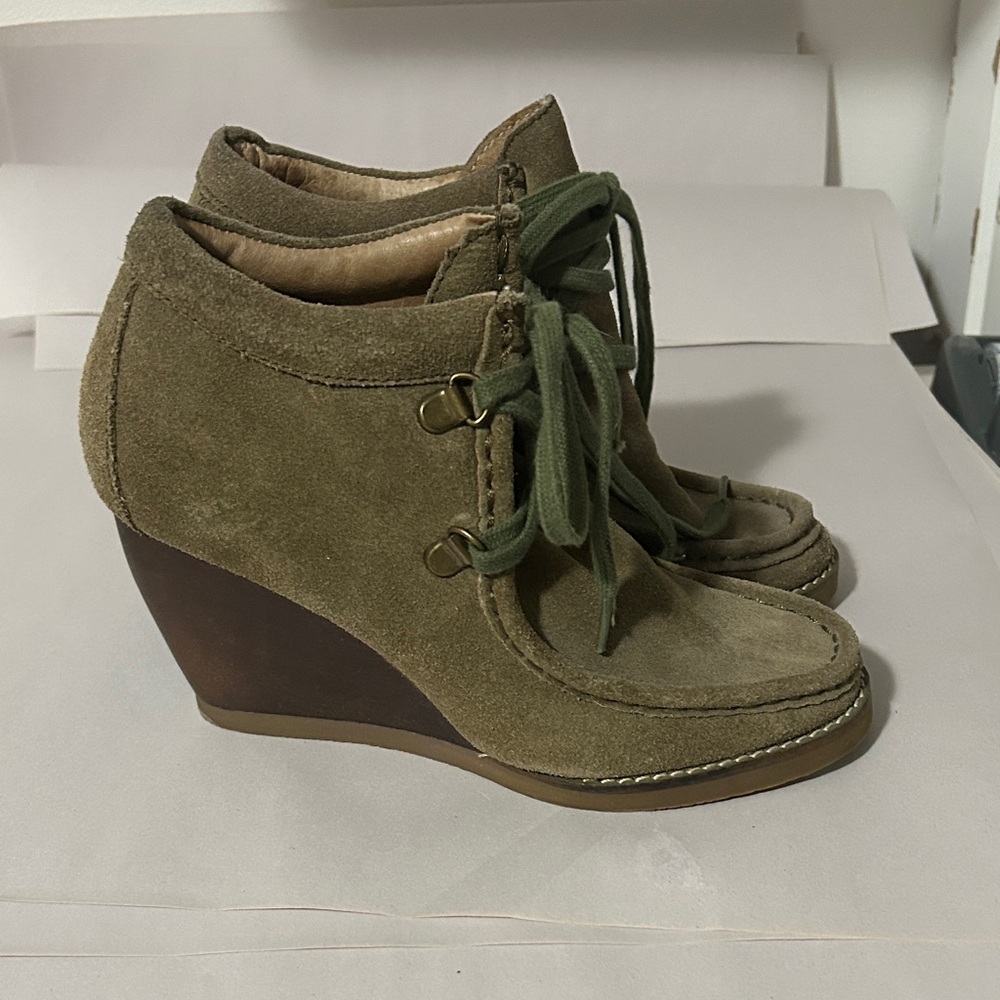 Very Volatile Moby Olive Suede Wedge‎ Boots
